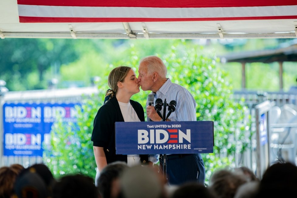 2019: Joe Biden během kampaně s vnučkou Finnegan