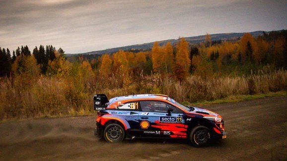 Finská rallye po 1. etapě: Breen má nakročeno k první výhře 