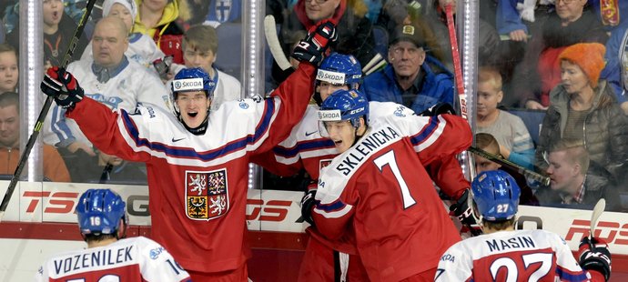 Hokejisté české reprezentace do 20 let slaví gól do sítě domácího Finska
