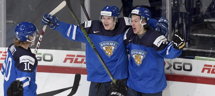 Hokejisté Finska postoupili do semifinále MS do 20 let, když porazili 6:5 Kanadu