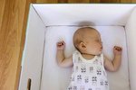 Finské děti dostanou od státu po narození krabici plnou věcí a první měsíce v ní i spí