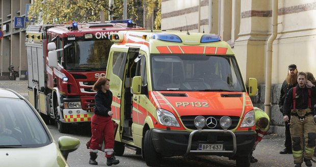 Tři zranění studenti i školník skočili v nemocnici