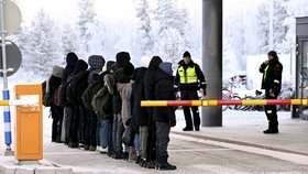 Finům došla trpělivost s migranty a zavírají  hranici s Ruskem. Moskva mluví o železné oponě