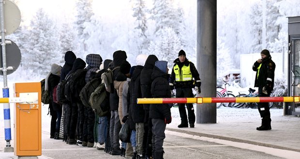 Finům došla trpělivost s migranty a zavírají  hranici s Ruskem. Moskva mluví o železné oponě