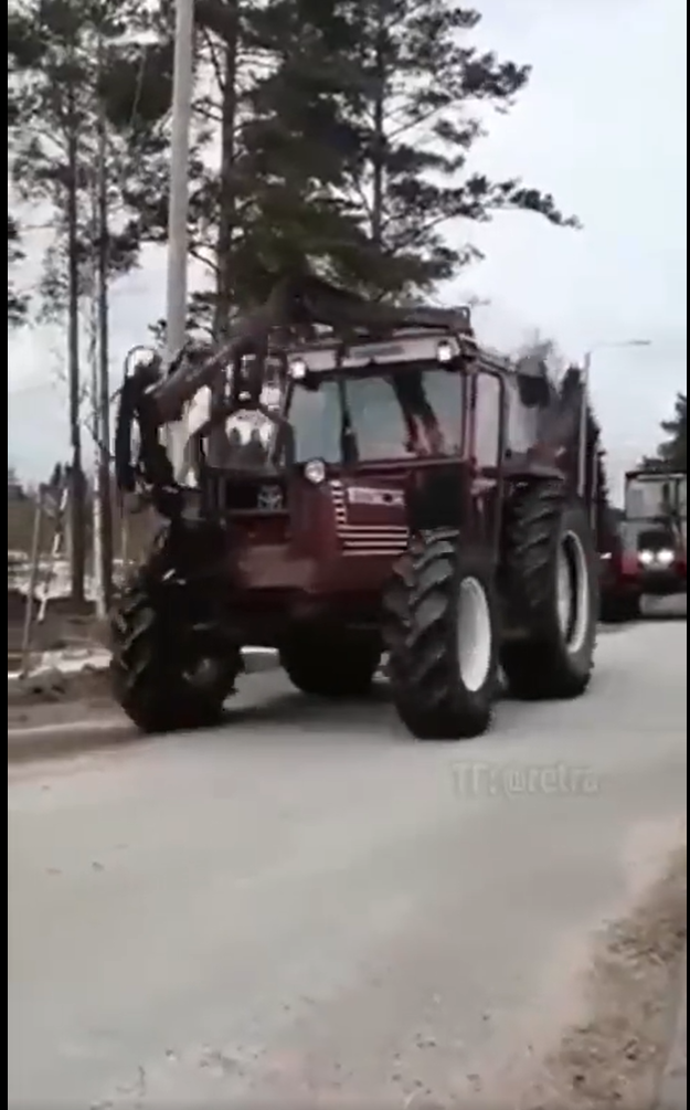 Finské traktory vyrazily k ruským hranicím. Virální video baví svět.