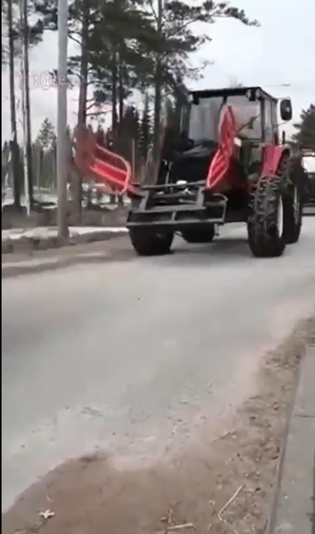 Finské traktory vyrazily k ruským hranicím. Virální video baví svět.