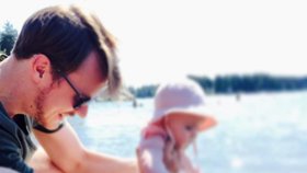 Finská premiérka Sanna Marinová. Na snímku premiérčin manžel Markus Räikkönen s dcerou Emmou.