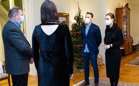 Finská premiérka Sanna Marinová s manželem Markusem Räikkönenem dostali vánoční stromeček.