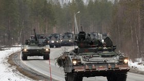 Finsko a Švédsko míří do NATO. A s nimi i jejich zbraně.