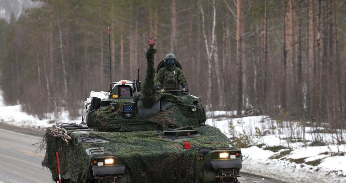Finsko a Švédsko míří do NATO. A s nimi i jejich zbraně.