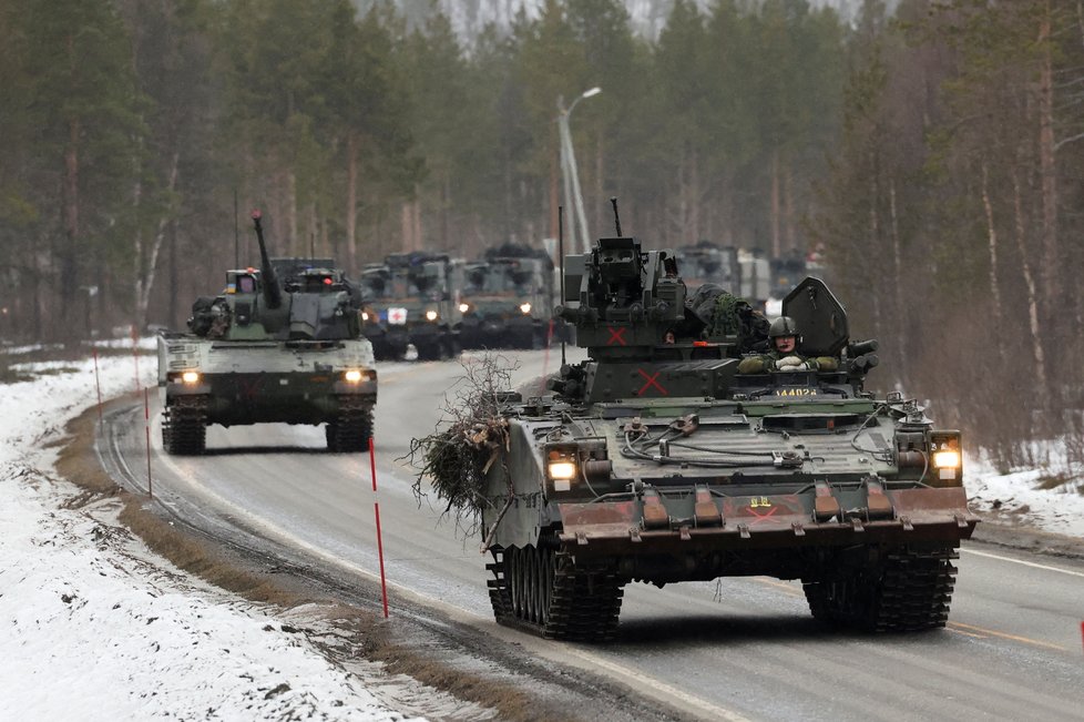 Finsko a Švédsko míří do NATO. A s nimi i jejich zbraně