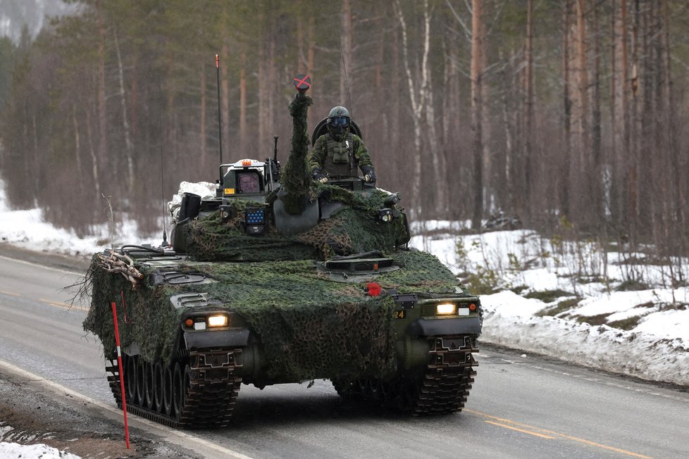 Finsko a Švédsko míří do NATO. A s nimi i jejich zbraně