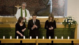 Zapalování svíček za deset obětí masakru