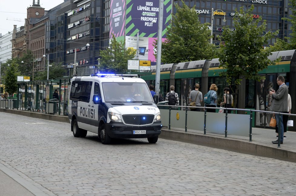 Útočník ve finském městě Turku pobodal několik lidí, zasahovala policie.