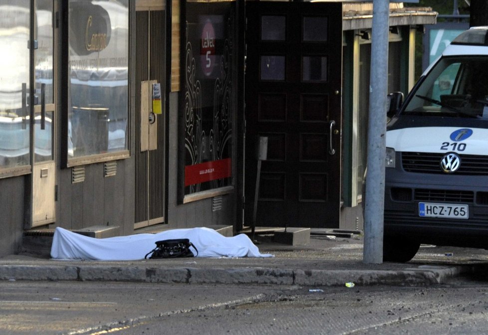 Na ulici zůstala ležet jedna z obětí