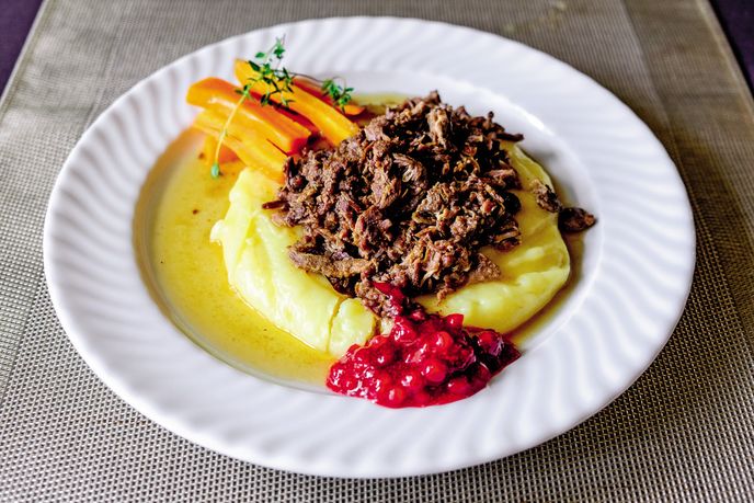 Klasika, která se neodmítá: jemné sobí maso s bramborovým pyré a brusinkami