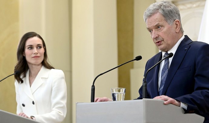 Finský prezident Sauli Niinistö a premiérka Sanna Marinová