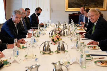 Finský prezident Sauli Niinistö jednal se svým britským protějškem Borisem Johnsonem (květen 2022)