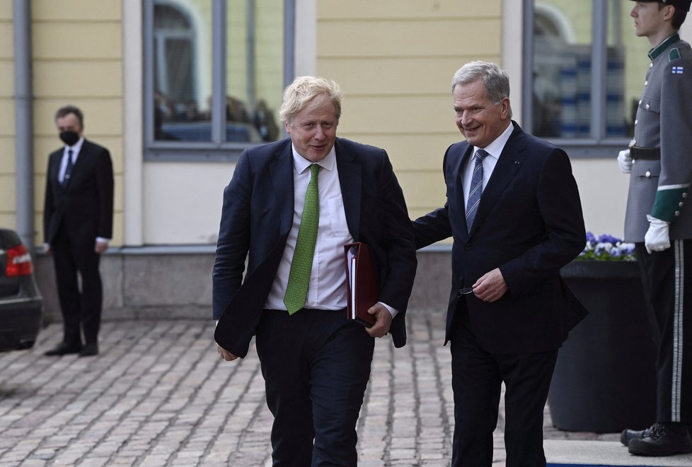 Finský prezident Sauli Niinistö jednal se svým britským protějškem Borisem Johnsonem (květen 2022).