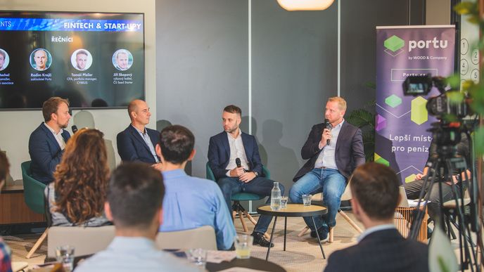 Konference deníku E15 na téma fintech v budově Flow na Václavském náměstí. Na téma mladých firem ve finančním světě diskutovali:(zleva) Ondřej Machač (Česká fintechová asociace), Radim Krejčí (Portu), Tomáš Pfeiler (Cyrrus) a Jiří Skopový (Česká spořitelna, Seed Starter).