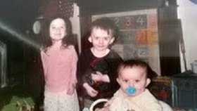 Zleva: Tříletá Levina, dvouletý Addy a jedenáctiměsíční Kyden byli utopeni ve vaně vlastní matkou.