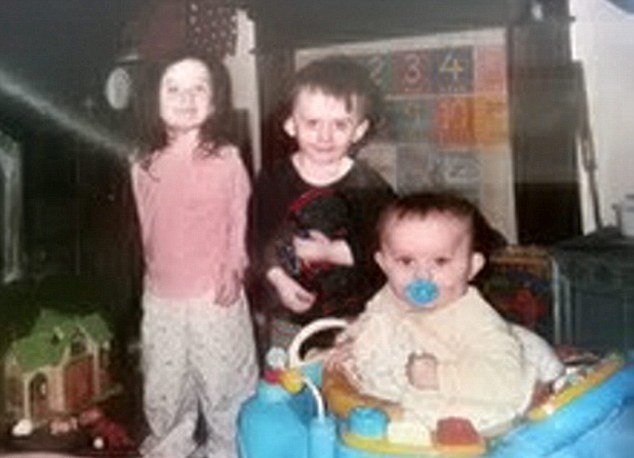 Zleva: Tříletá Levina, dvouletý Addy a jedenáctiměsíční Kyden byli utopeni ve vaně vlastní matkou.
