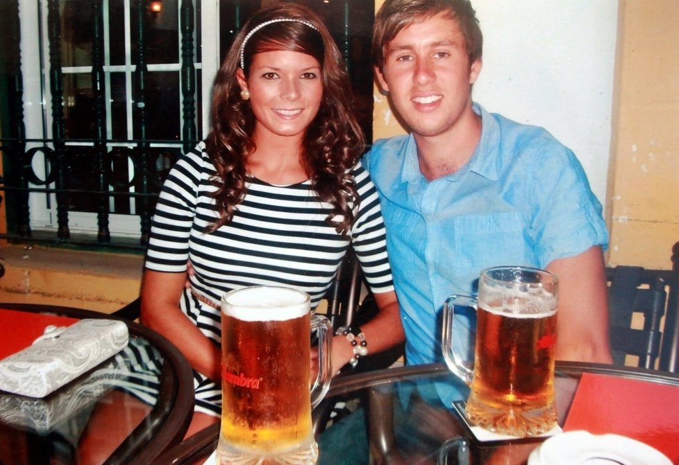 Fiona se svým snoubencem Chrisem na dovolené na Tenerife v roce 2011.