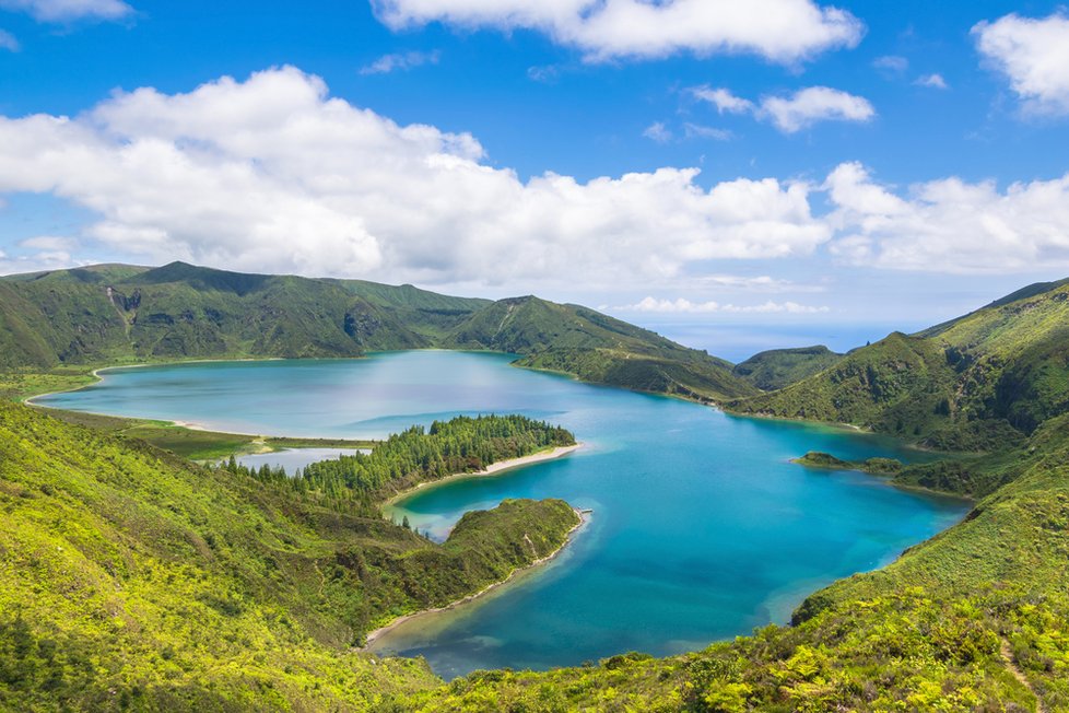 Kráterové jezero Fire na azorském ostrově Sao Miguel