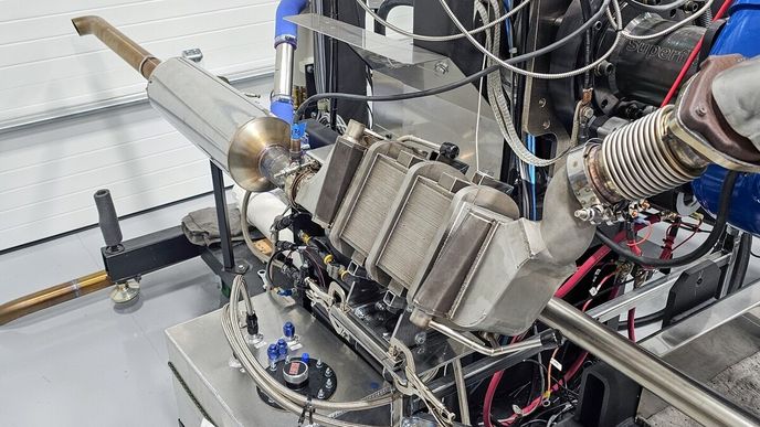 Motor V8 spalující čpavek Motor V8 spalující čpavek