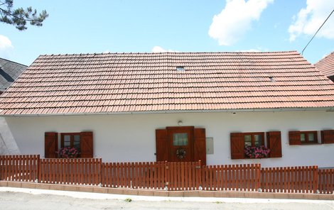 červen 2011 - Ze zanedbaného stavení je nyní perfektně upravený minidomeček.