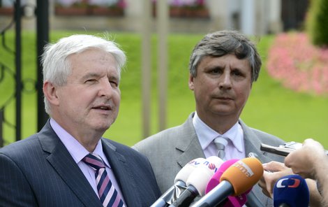 S premiérem Rusnokem (vlevo) se Fischerovi možná vrátí úsměv.