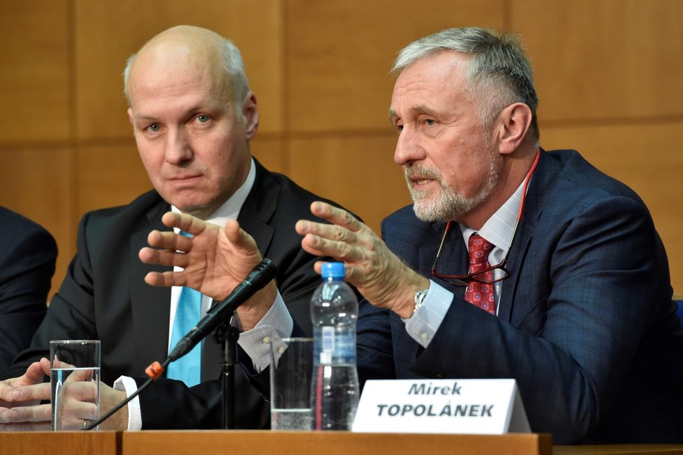 Mirek Topolánek a Pavel Fischer během debaty prezidentských kandidátů.
