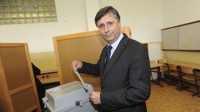 Jan Fischer měl za své vlády od voličů velikou důvěrů