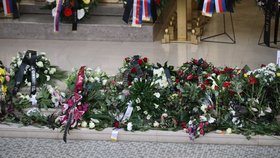 Věnce na pohřbu Táni Fischerové