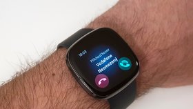 Fitbit aktualizuje chytré hodinky Sense a Versa 3. Naučí je telefonovat 