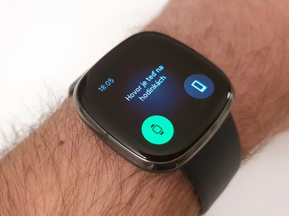 Fitbit aktualizuje chytré hodinky Sense a Versa 3. Naučí je telefonovat 