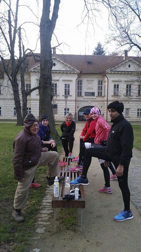 Nejdřív cvičil i v plášťence, pak se prý zahřál, tak letěla dolů.