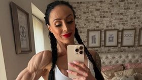 Rebecca je pyšná na své tělo