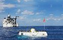 Ponorka Limiting Factor a doprovodná loď, která slouží i jako výzkumná stanice