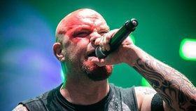 Five Finger Death Punch rozpálili Karlín: Zpěvák zabojoval s démony a vrátil se v lepší formě než kdy dřív.