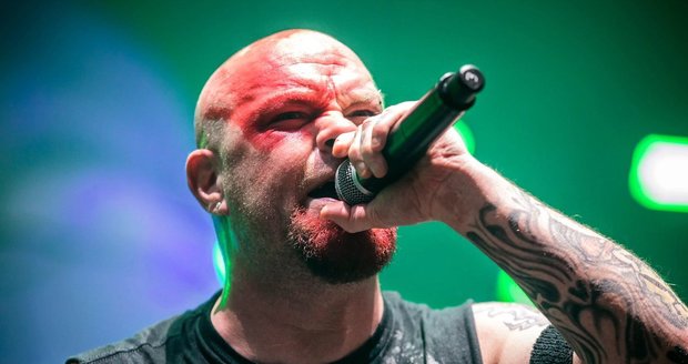 Five Finger Death Punch rozpálili Karlín: Zpěvák zabojoval s démony a vrátil se v lepší formě než kdy dřív.