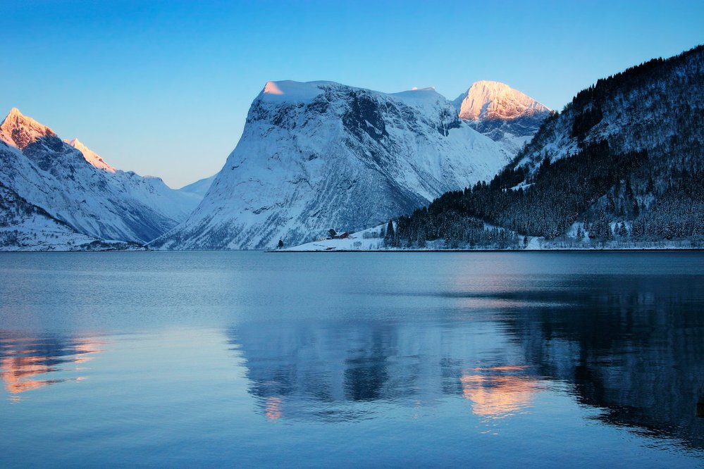 Hjorundfjord na západním pobřeží Norska patří k těm přístupnějším, na jeho březích je proto roztroušeno několik loveckých chat využívaných sportovními rybáři