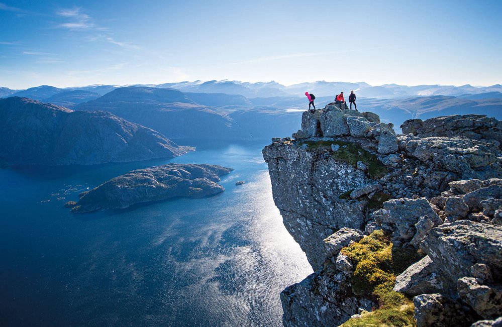 Výhledy na norské fjordy po náročném výstupu jsou k nezaplacení