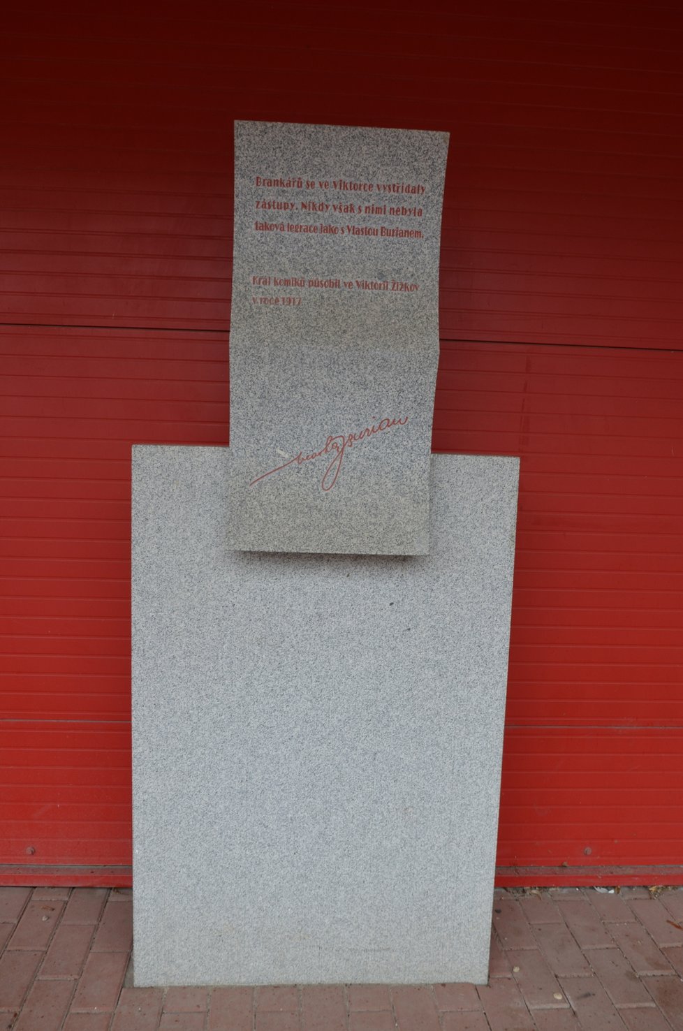 Pomník Vlasty Buriana na žižkovském stadionu. Král komiků zde coby brankář působil v roce 1917.