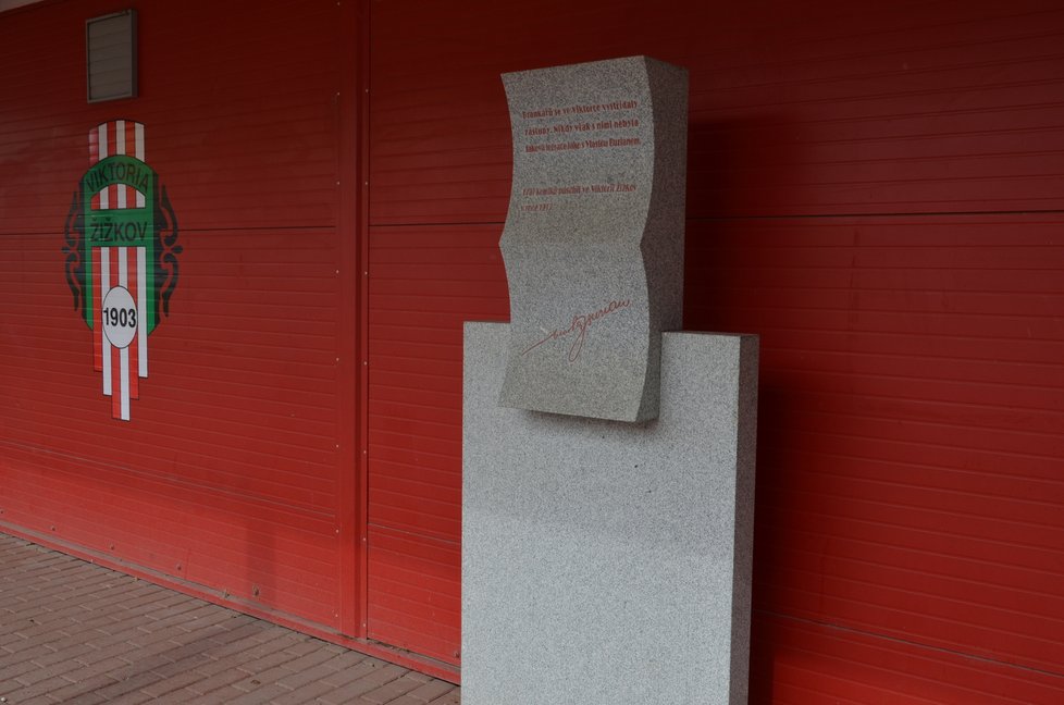 Pomník Vlasty Buriana na žižkovském stadionu. Král komiků zde coby brankář působil v roce 1917. Je jen pár metrů od hrací plochy.