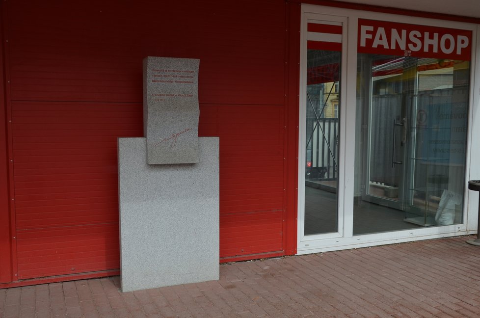 Pomník Vlasty Buriana na žižkovském stadionu. Král komiků zde coby brankář působil v roce 1917. Je jen pár metrů od hrací plochy a v podstatě i kousek od hlavního vstupu na stadion - než jej zahradily stavební práce.