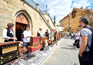 Na jednodenním festivalu „Flašinet žije!“ se potkali flašinetáři z Čech, Německa, Slovenska, Rakouska, Švýcarska, Polska a Francie.