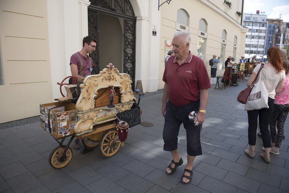 V Kobližné ulici to žije! Před palácem Šlechtičen probíhá setkání flašinetářů.