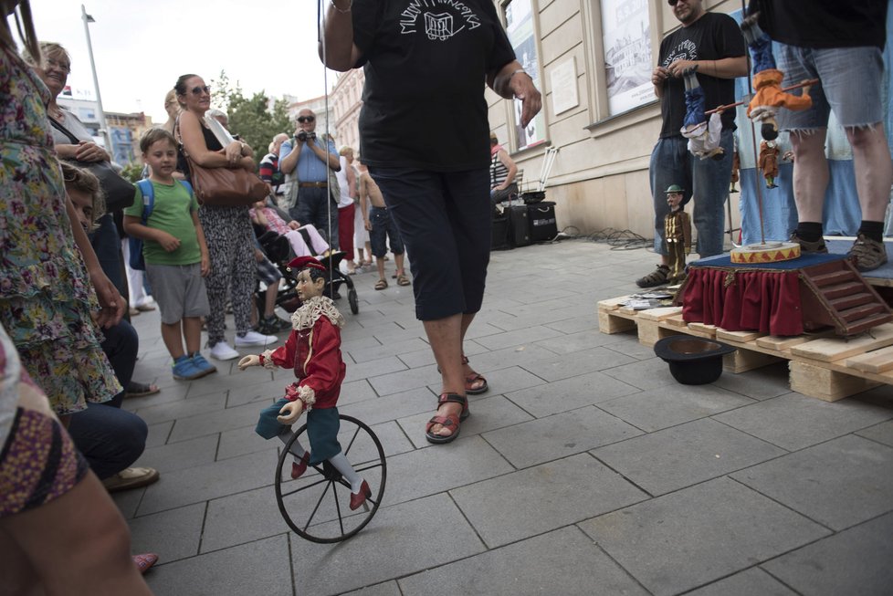 V centru Brna je v těchto dnech veselo. Ulice města se proměnily v kabaret.