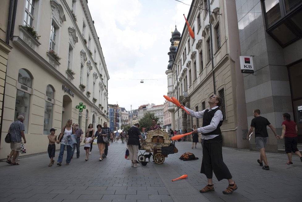 Žonglér ukazuje krásu svého umění za doprovodu flašinetu.